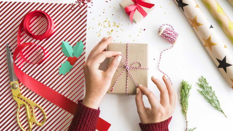 Fête de Noël  Vous êtes à court de papier pour emballer vos cadeaux  Cette technique magique va vous sauver